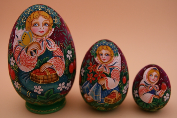 Matroschka " Strawberry-M�dchen" Eierform 3 Teile  (m080g)